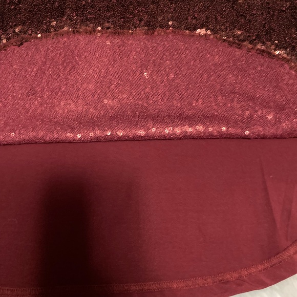 👚(bundle 4 items w/👚for $16) Maroon sequined top - Picture 6 of 7
